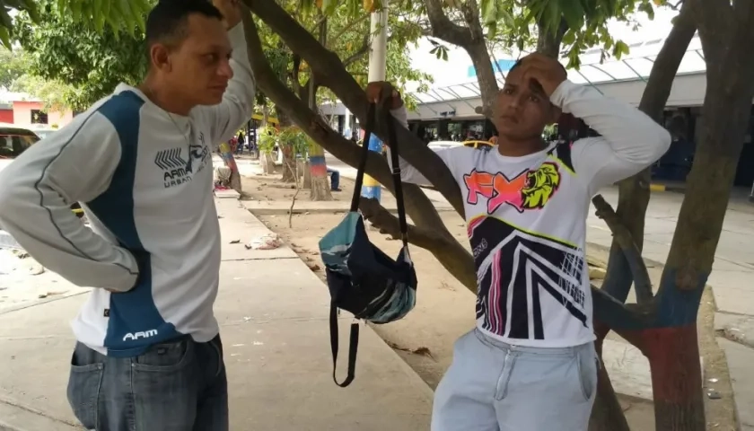 Dos venezolanos de los 350 que están instalados en la Terminal.