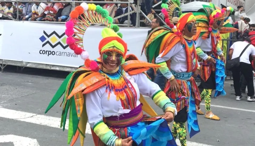 Colorido y creatividad en el desfile.