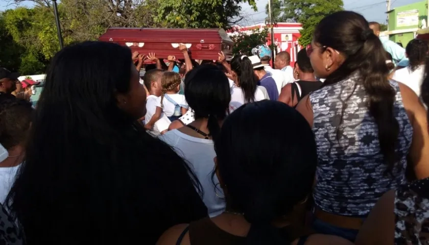 Varias mujeres cargaron el ataúd del pescador.