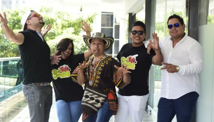 Víctor Hugo Trespalacios y los integrantes de La Bandola.