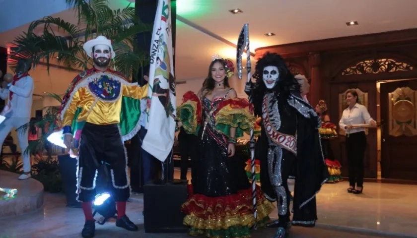 Camilo Cepeda, presidente de la danza; la Reina del Carnaval Valeria Abuchaibe y el Rey Momo, Ricardo Sierra.