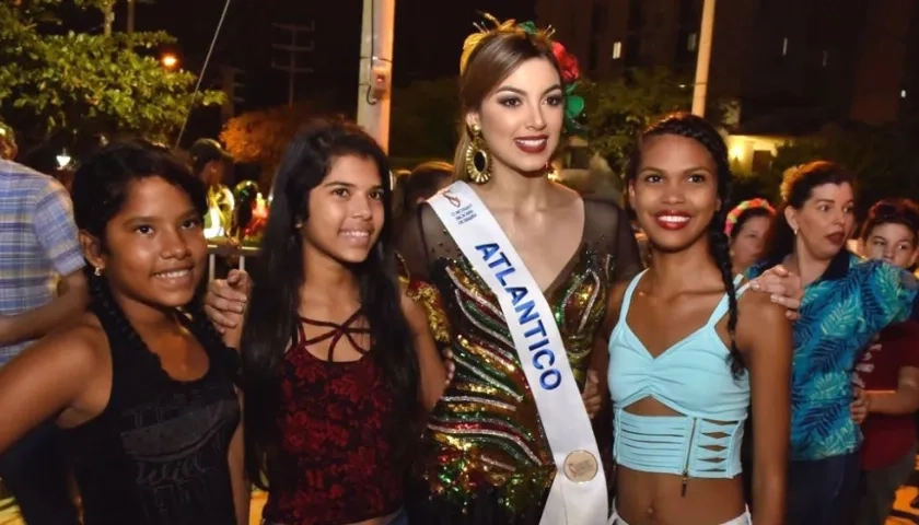 Tica Martínez con seguidoras en la previa del desfile.