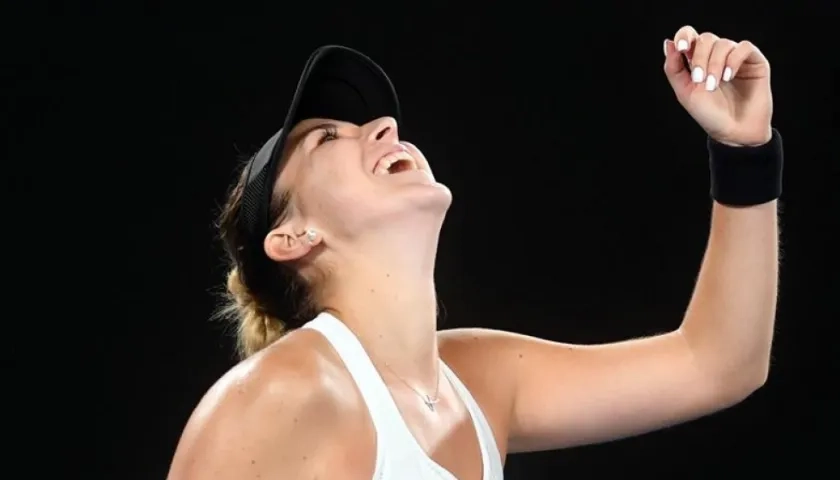 Belinda Bencic celebrando el triunfo frente a Venus Williams.