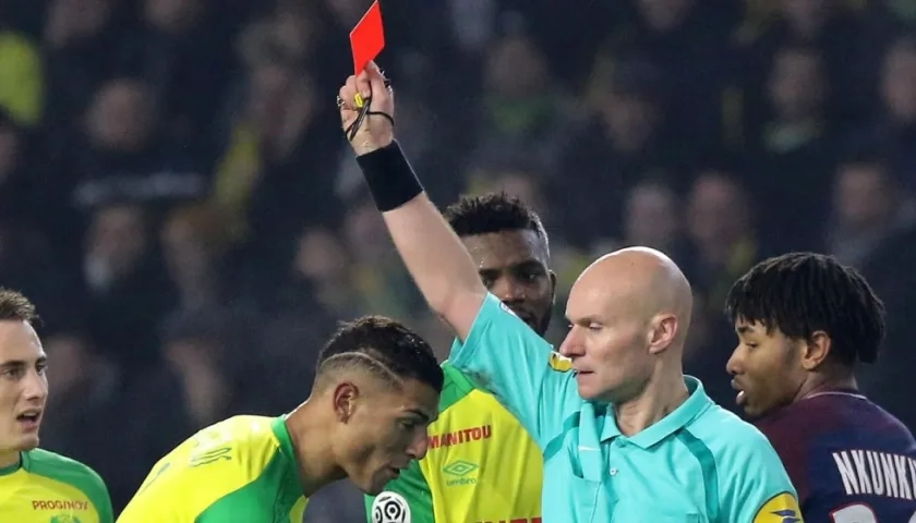 El árbitro Tony Chapron muestra la tarjeta roja al brasileño Diego Carlos durante el partido de liga disputado entre el Nantes y el París Saint Germain