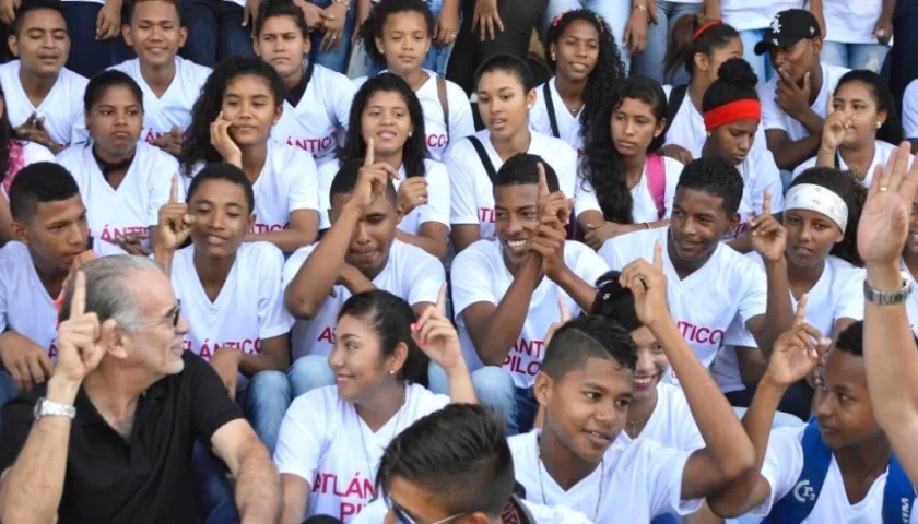 El Gobernador Eduardo Verano De la Rosa, con estudiantes 'pilos'.