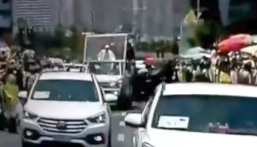 Momento exacto en que cae la carabinera de caballo en el recorrido del Papa Francisco.