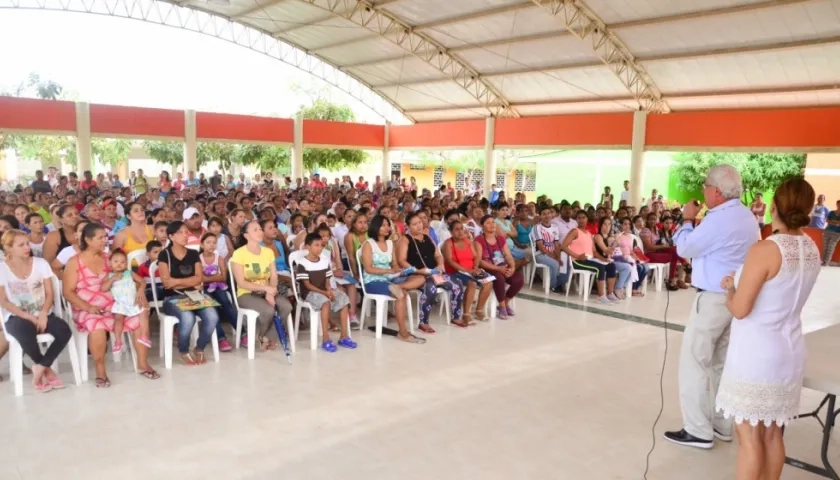 El alcalde Joao Herrera realizó el anuncio ante la comunidad estudiantil.
