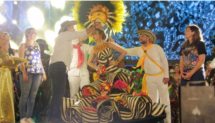 Gobernador Verano impuso la corona a María Alejandra Borrás.