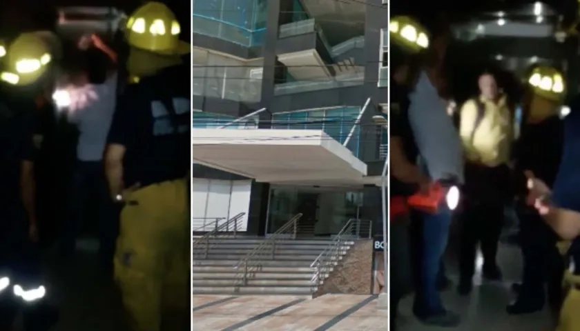 Momentos en que Bomberos rescatan a Cristian Fontalvo, luego de pasar 2 horas en un ascensor.