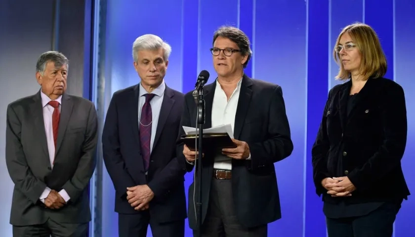 Gustavo Bell junto a la delegación de paz del Gobierno Nacional.