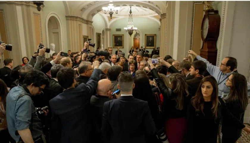 La senadora republicana Susan Collins (c) ofrece declaraciones tras salir de una sesión de voto en el Capitolio en Washington.