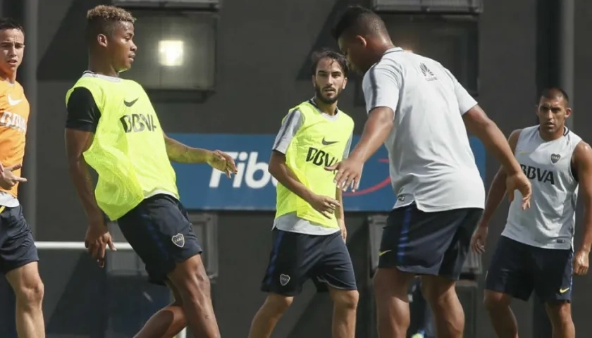 Wilmar Barrios la pelota con Frank Fabra. 
