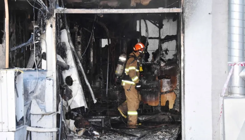 Bomberos trabajando tras el incendio registrado en un hospital en Miryang, (Corea del Sur)