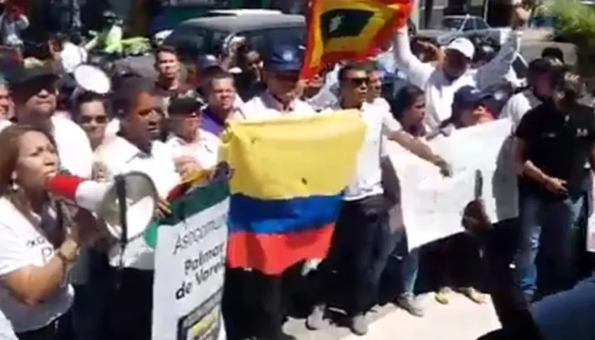 Concentración ciudadana frente al comando de la Policía Metropolitana.