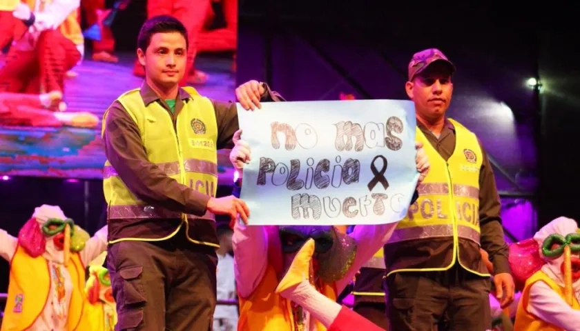 Policías le hicieron un homenaje a sus compañeros en la Noche de Comparsas.