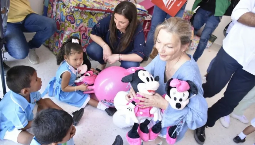 La primera dama María Clemencia de Santos y la Directora del ICBF Karen Abudinen, compartiendo con los niños.