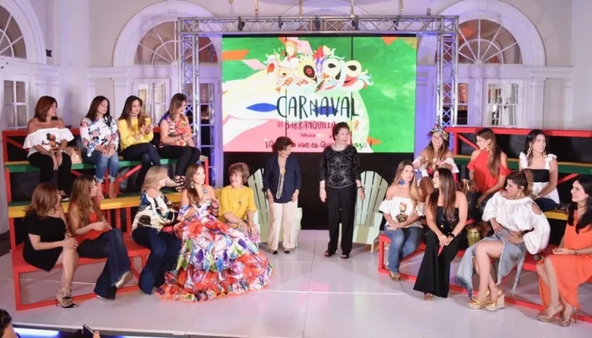 El grupo de exreinas participando en el conversatorio.