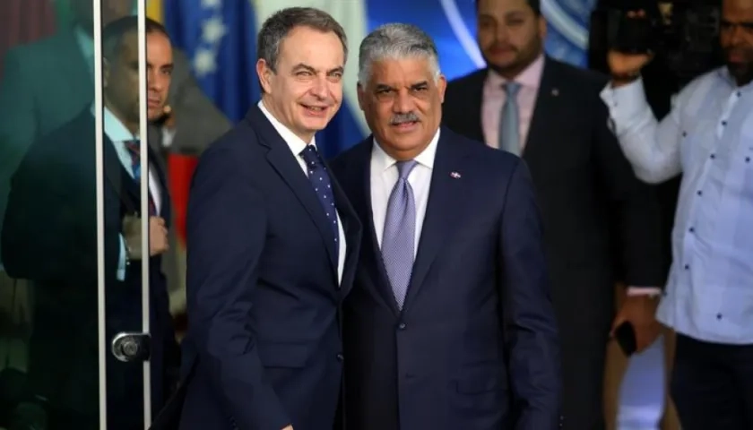 El canciller dominicano, Miguel Vargas (d), recibe al ex presidente español José Luis Rodríguez Zapatero (i) hoy, previo a una reunión entre representantes del gobierno y la oposición de Venezuela.