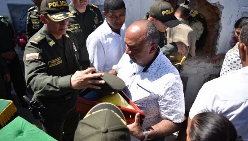 Wilberto Márquez recibe el Kepis y la bandera del general Mariano Botero