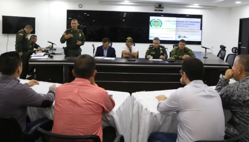 Alcalde Char reunido con la Policía y el Ejército.