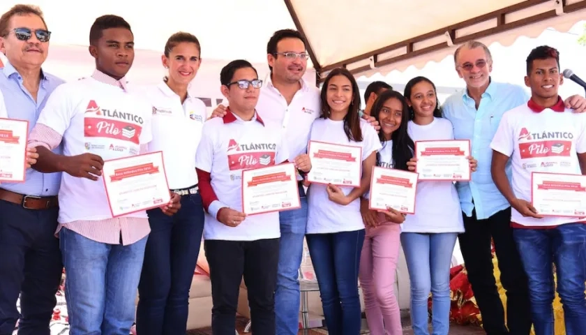 La Ministra Yaneth Giha, el Gobernador Eduardo Verano, el Secretario de Educación Dagoberto Barraza y el rector de Uniatlántico Carlos Prasca, entregando las becas.