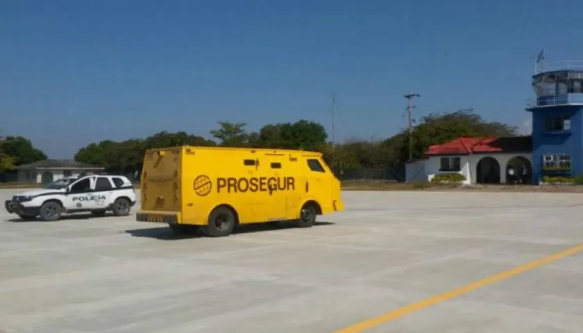 Un camión de valores esperaba el dinero.