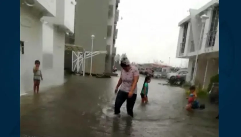 Las vías internas inundadas con aguas residuales.