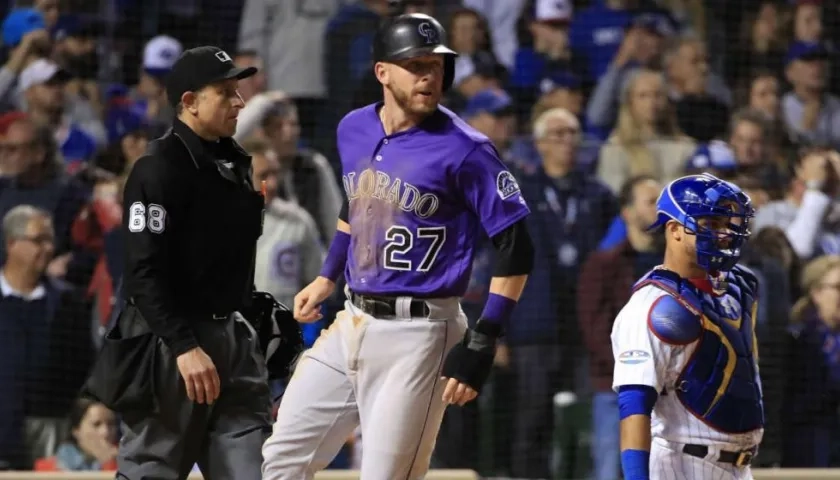 Trevor Story anota una de las carreras del gane. 