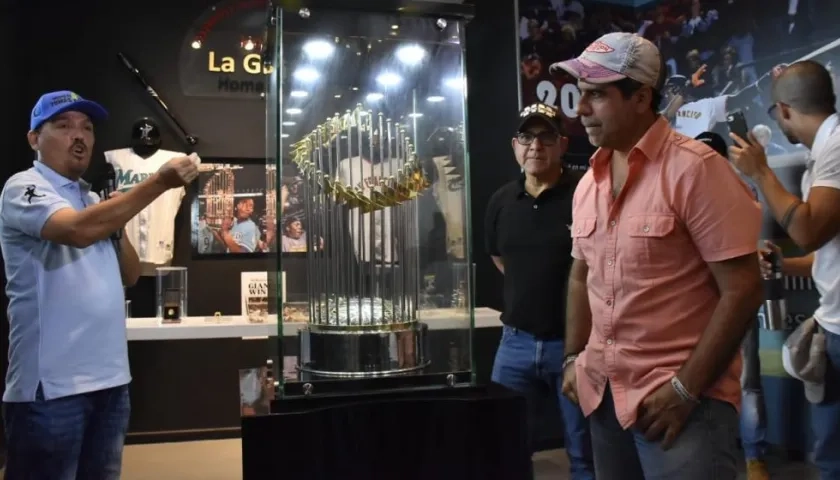 El historiador Édgar Oviedo y el Alcalde Alejandro Char con el trofeo de la Serie Mundial ganada por los Gigantes de San Francisco, en 2010.