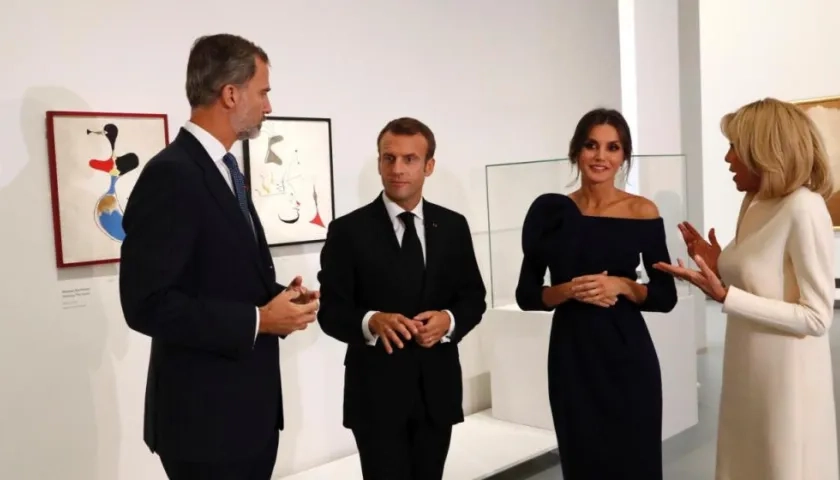 Los reyes Felipe y Letizia visitan, junto al presidente francés, Emmanuel Macron, y su esposa, Brigitte, la exposición sobre la obra del artista catalán Joan Miró "Miró, la coleur de mes rêves", en el Grand Palais, en París. 