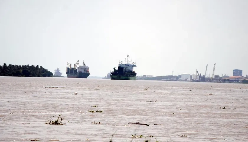 Draga belga Ulienspiegel las condiciones en el canal de accesoa