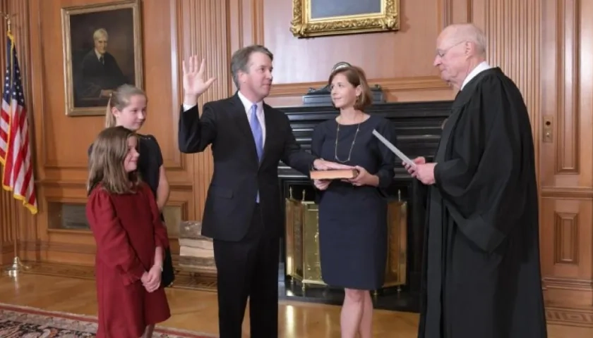 Brett Kavanaugh tomó juramento acompañado de su familia.