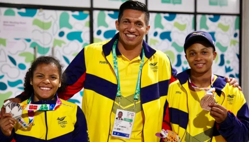 Luis Arrieta con Yinet Santoya y Stiven Villar. 