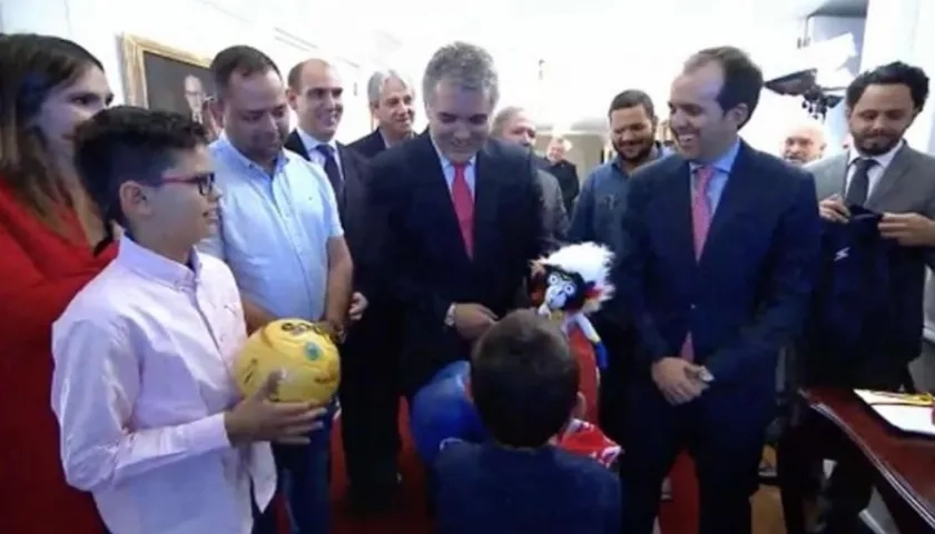 El Presidente Iván Duque entrega un Baqui de peluche al pequeño Cristo José. 