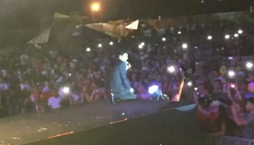 El merenguero Bonny Cepeda durante su presentación.