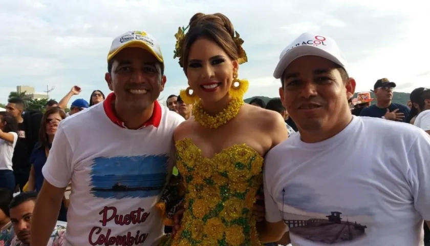 Pedro Lemus, Secretario Privado de la Gobernación; la Reina María Alejandra Maury, y el Alcalde de Puerto, Steimer Mantilla.