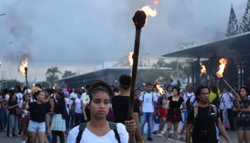 Un aspecto de la marcha de antorcha de los universitarios.