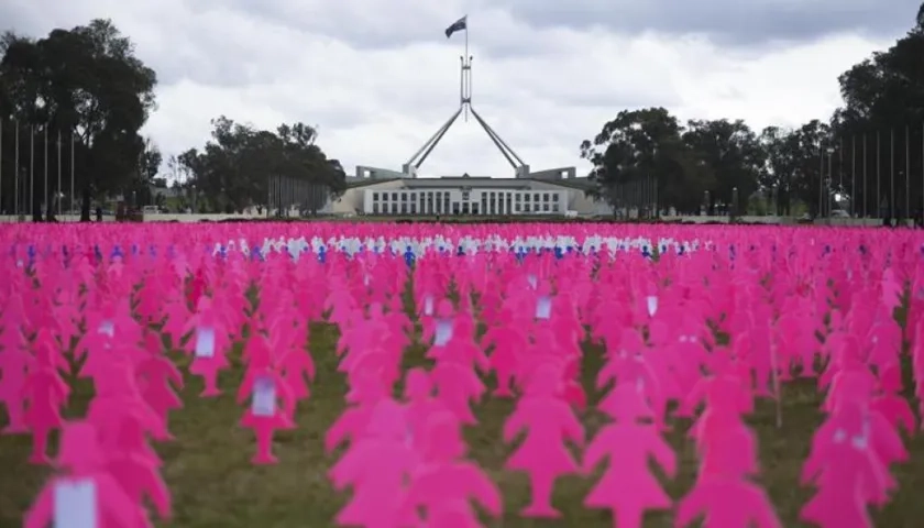 Vista general de algunas de las 6.000 siluetas de mujeres rosas que sirven de memorial sobre el cáncer de mama en las afueras de la Casa del Parlamento en Canberra (Australia). 