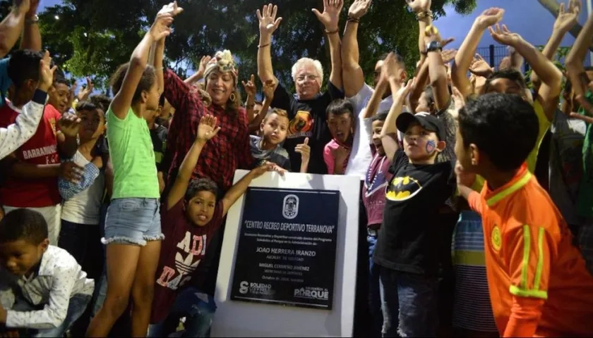 Los niños acompañando la inauguración del parque Terranova.