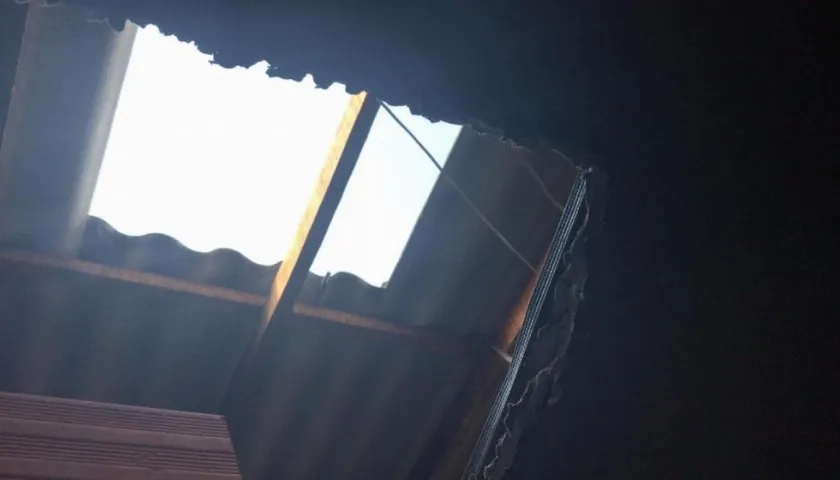 El hueco en el techo por donde ingresaron los delincuentes.