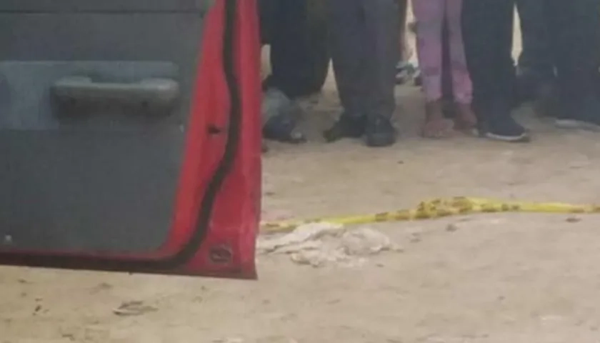 El fallecido quedó tendido en el lugar con la puerta abierta del copiloto del vehículo.