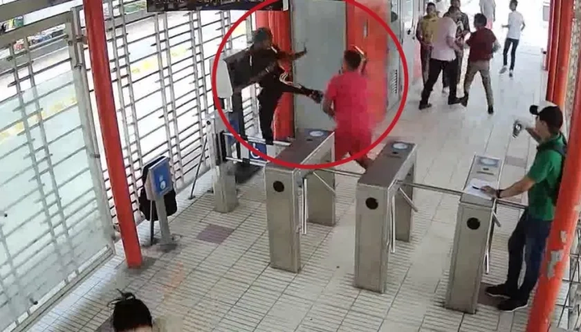 Imágenes de la riña de los dos venezolanos en la estación. 