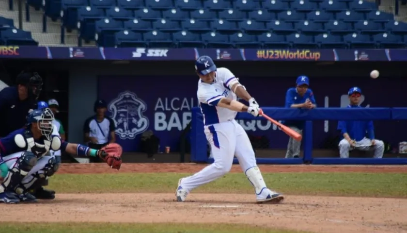 Uno de los jonrones del partido entre coreanos y taiwaneses.