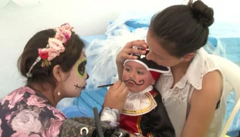 Hay que tener especial cuidado en el maquillaje a los niños más pequeños.