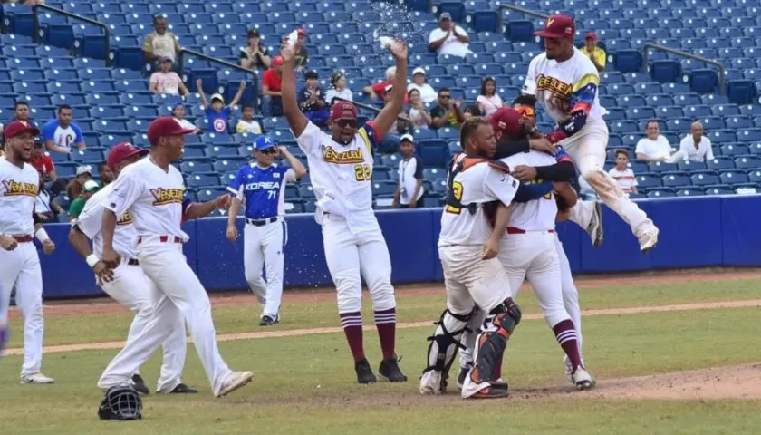 Los venezolanos celebrando el triunfo y la medalla de bronce.