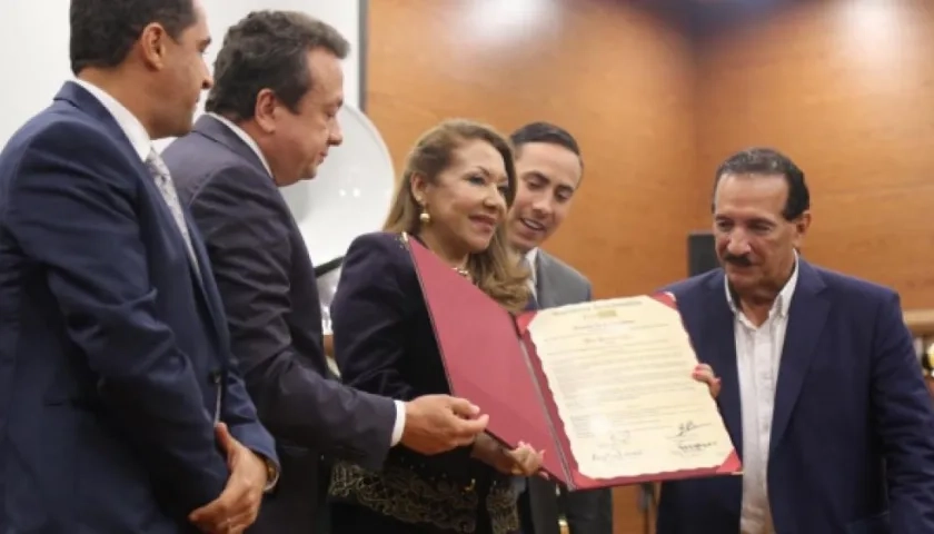 La señora Aída Luz Villa, hija del Maestro Abel Antonio, presente en el homenaje a su padre, que le rindió la Mesa Directiva del Senado.