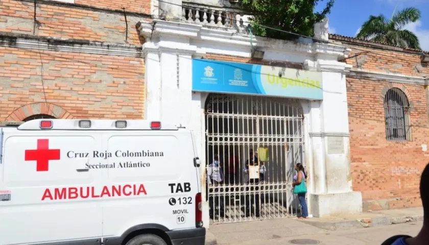 Imagen de una ambulancia de la Cruz Roja Nacional en el Hospital General Barranquilla.