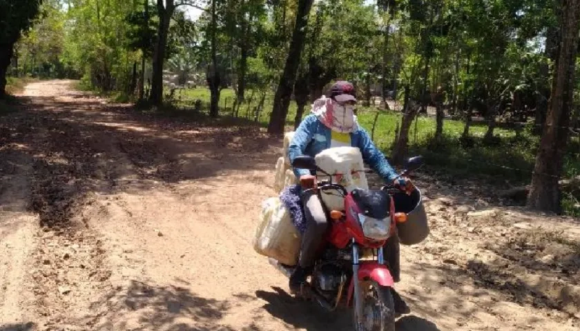 Vía Majagual- Wira.  Material de arcilla pulverizada y lodo, en la parte superior del terraplén. Vía usada con maquinaria pesada por un tercero sin recibirla la comunidad. 