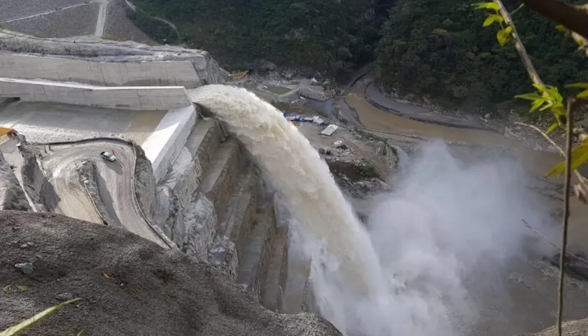 El vertedero en plena operación.
