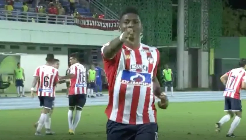 Yony González celebrando el primer gol al igual que sus compañeros en el fondo.